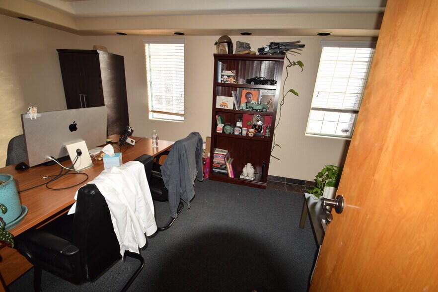 More Photos Of 320 S Jones Blvd, Las Vegas Office For Sale