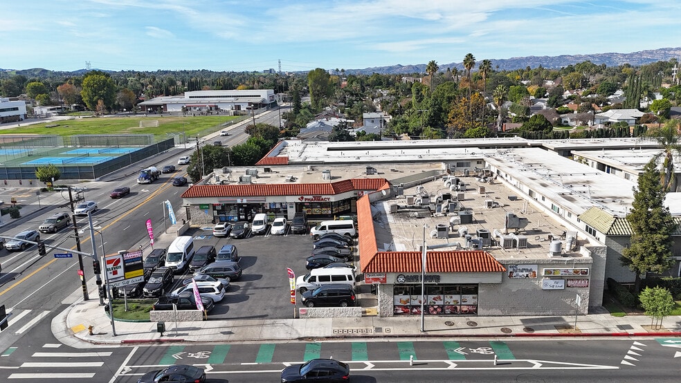 More Photos Of 18501 Victory Blvd, Reseda Unknown For Lease