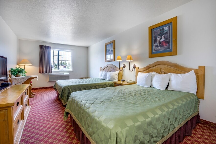More Photos Of 2019 N Poplar St, Leadville Hotel For Sale