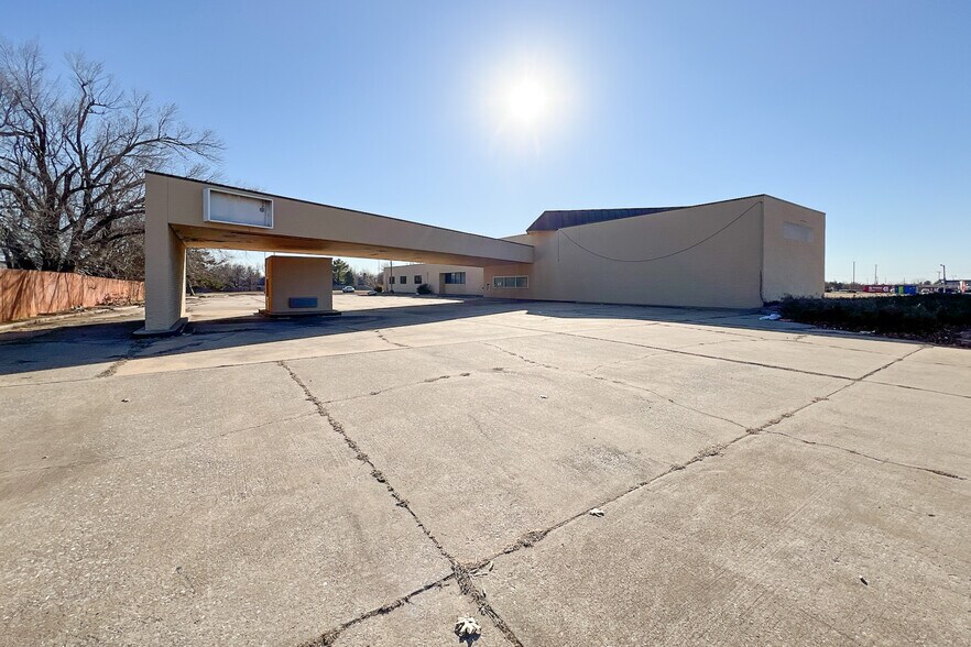 More Photos Of 3200 E Memorial Rd, Edmond Medical For Sale