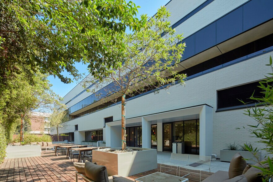 More Photos Of 4525 Wilshire Blvd, Los Angeles Office For Lease