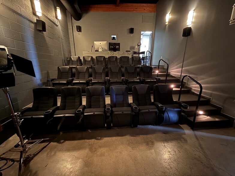 More Photos Of 620-624 N Victory Blvd, Burbank Warehouse For Lease
