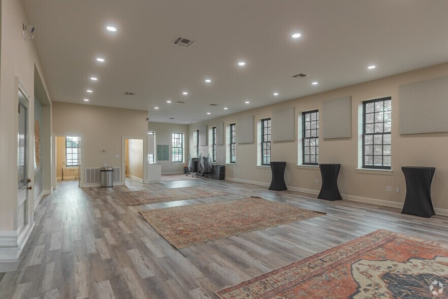 More Photos Of 117 San Augustine St, Center Office For Sale