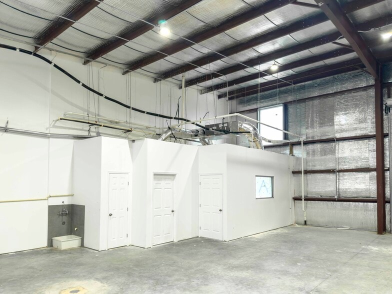 More Photos Of 9013 Pagewood Ln, Houston Warehouse For Sale