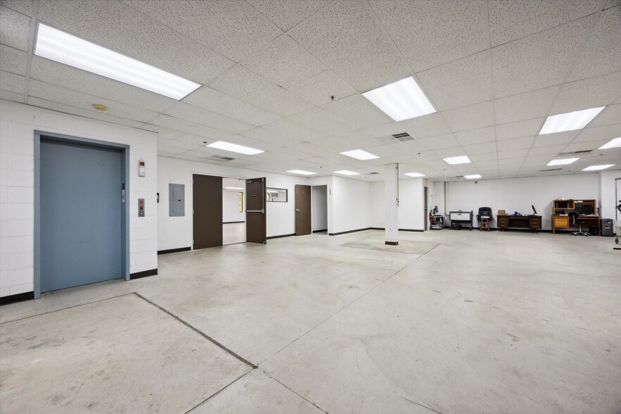 More Photos Of 475 Business Park Ln, Allentown Warehouse For Lease