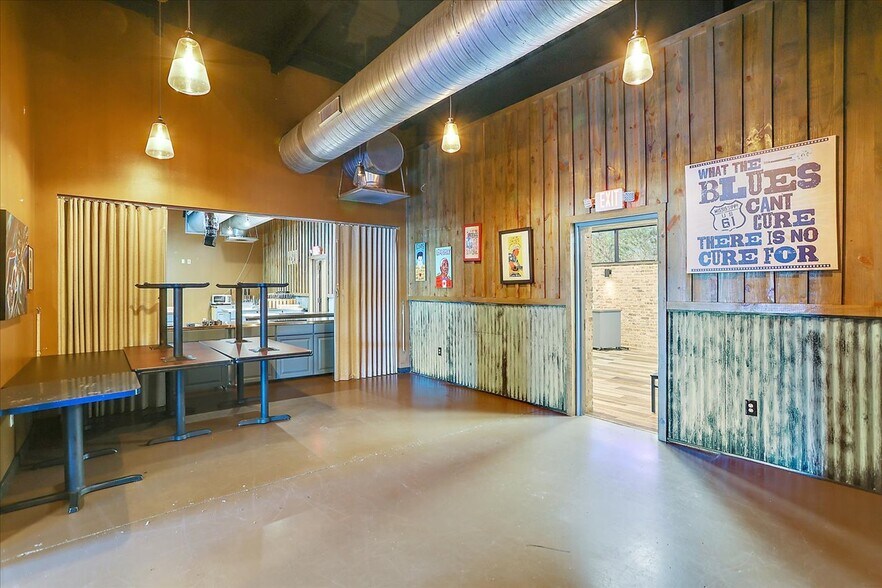 More Photos Of 15 Jackson Cir, Florence Restaurant For Sale