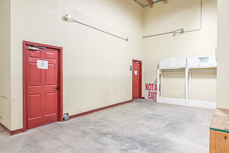 More Photos Of 1501 N Fairgrounds Rd, Midland Office For Lease