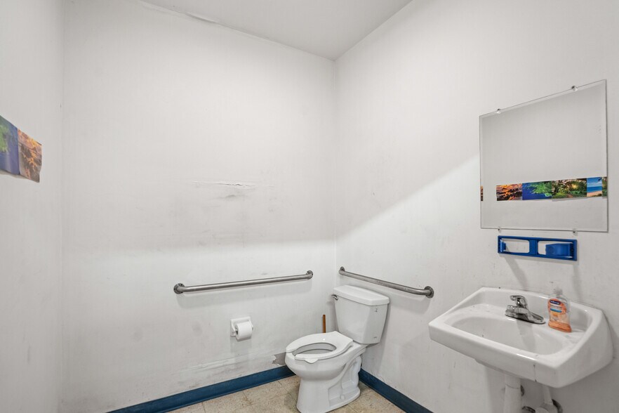 More Photos Of 4430 Eastport Pky, Port Orange Manufacturing For Sale