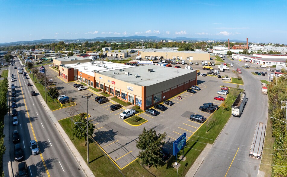 More Photos Of 275 Saint-Sacrement, Québec Freestanding For Lease