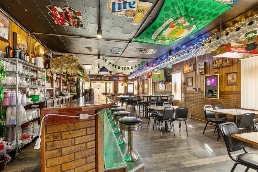 More Photos Of 1034 8th St, Onawa Bar For Sale