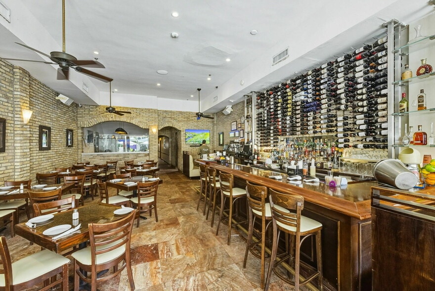 More Photos Of 525-533 Lincoln Rd, Miami Beach, Miami Beach Storefront For Lease