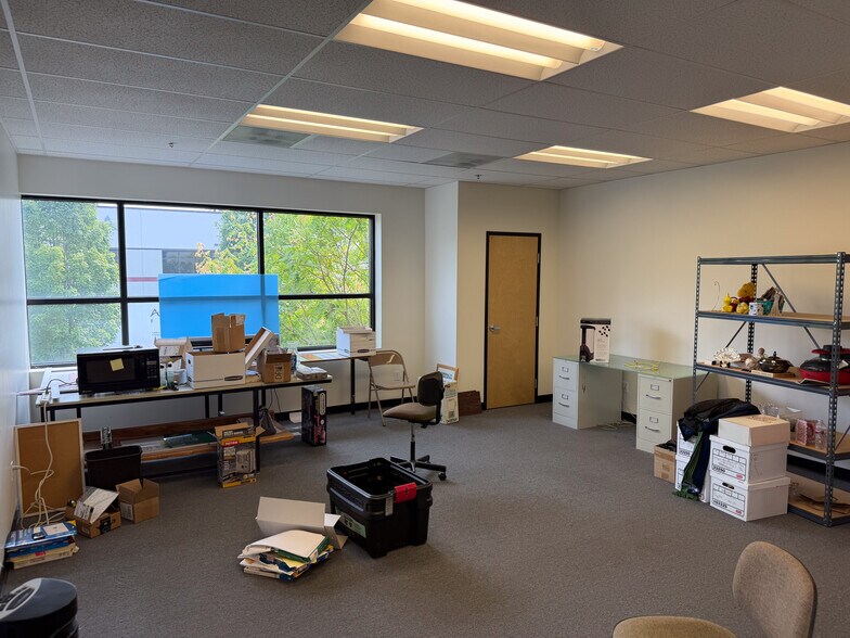 More Photos Of 6510 Rosewood St, Lake Oswego Warehouse For Lease