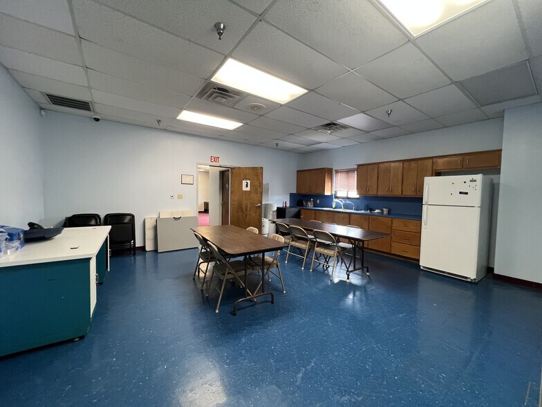 More Photos Of 1402 Hawthorne St, Bastrop Manufacturing For Lease