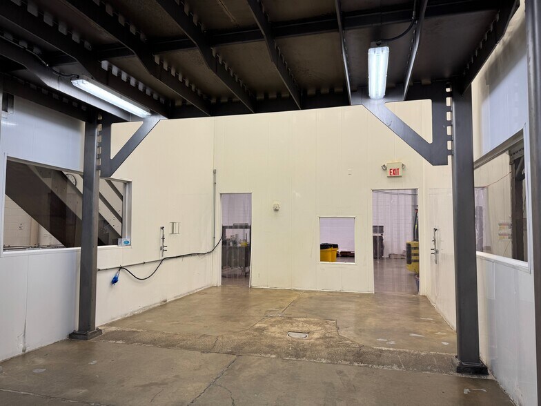 More Photos Of 625 Public Service Rd, Waukegan Warehouse For Sale