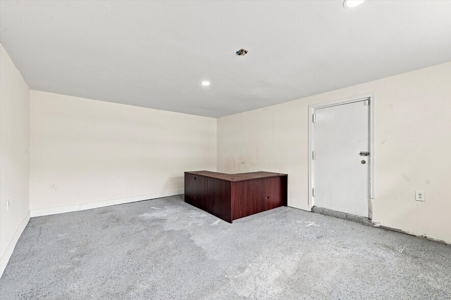 More Photos Of 806 Powell Ave, Darby Office For Sale