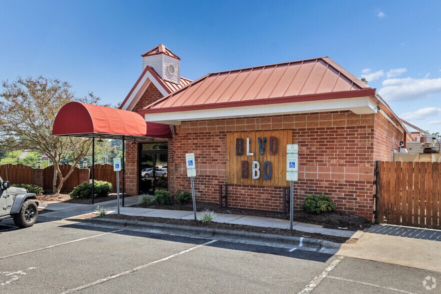 More Photos Of 200-208 W Fleming Dr, Morganton Unknown For Lease