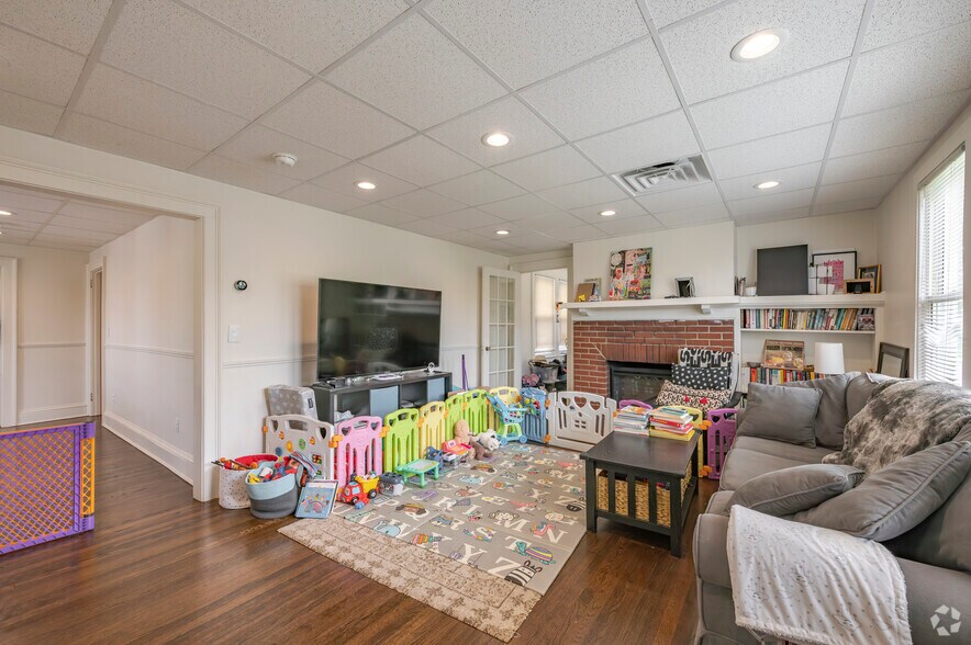 More Photos Of 820 Farmington Ave, West Hartford Office Residential For Lease