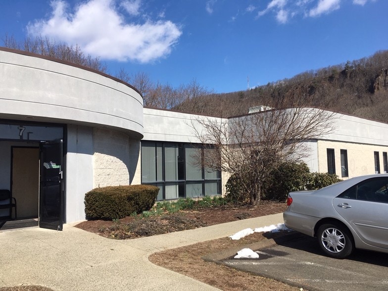 More Photos Of 7 Research Dr, Woodbridge Office For Sale