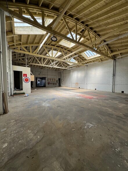 More Photos Of 6121 S Western Ave, Los Angeles Distribution For Lease