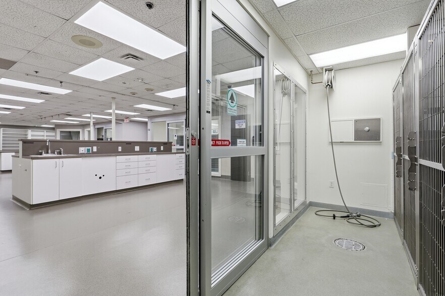 More Photos Of 180 Bear Hill Rd, Waltham Hospital For Lease