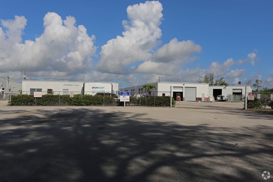 More Photos Of 210 Brant Rd, Lake Park Warehouse For Lease