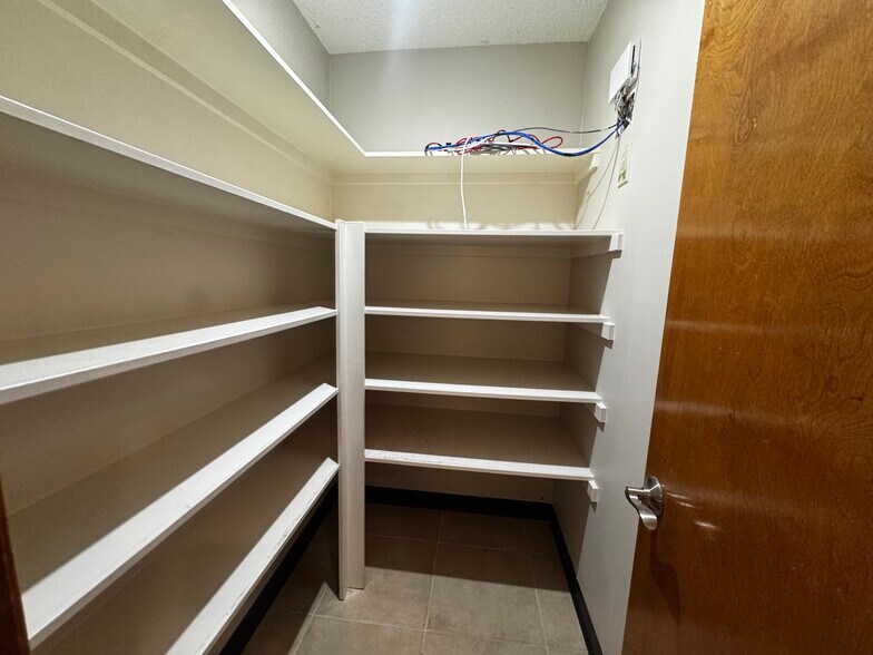 More Photos Of 9215 Thomasville Dr, Houston Warehouse For Lease