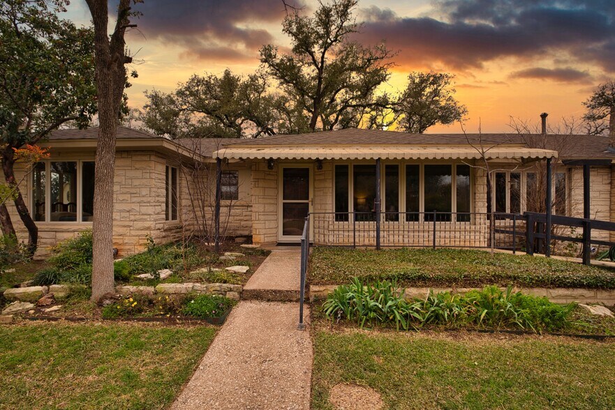 More Photos Of 508 N Lee St, Round Rock Office For Sale