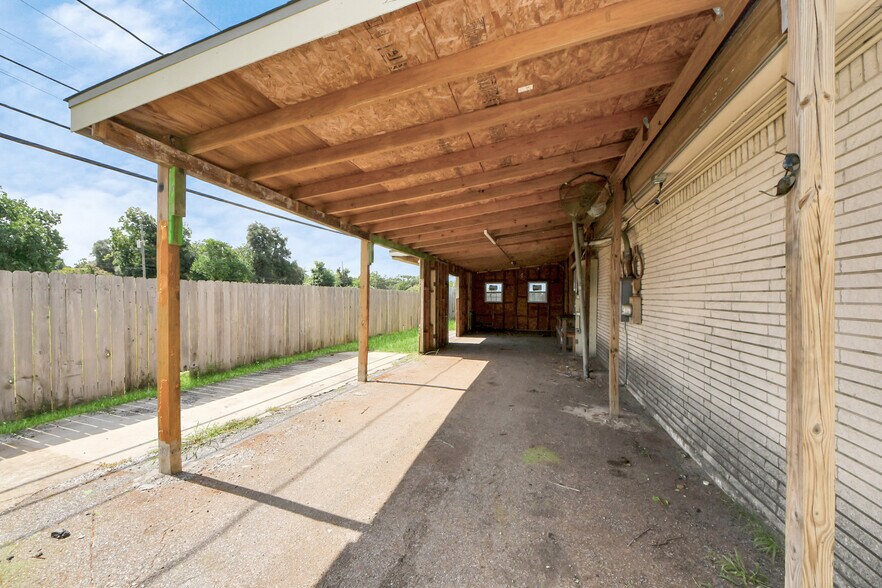 More Photos Of 2001 John St, Pasadena Office For Sale