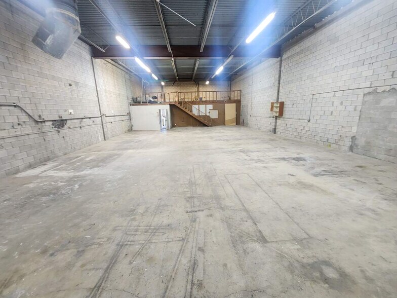 More Photos Of 3520 Consumer St, West Palm Beach Warehouse For Lease