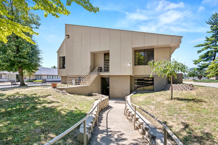 More Photos Of 24724 Lahser Rd, Southfield Office For Sale