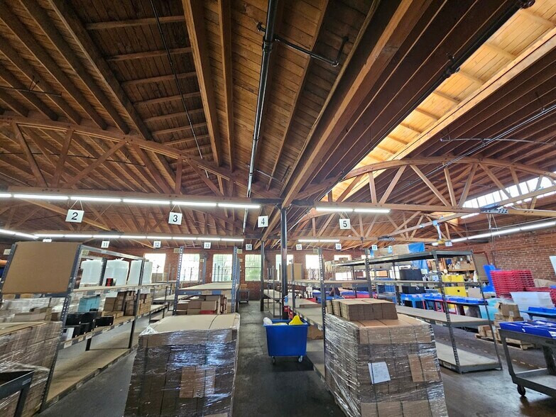 More Photos Of 2417 E 24th St, Los Angeles Warehouse For Lease
