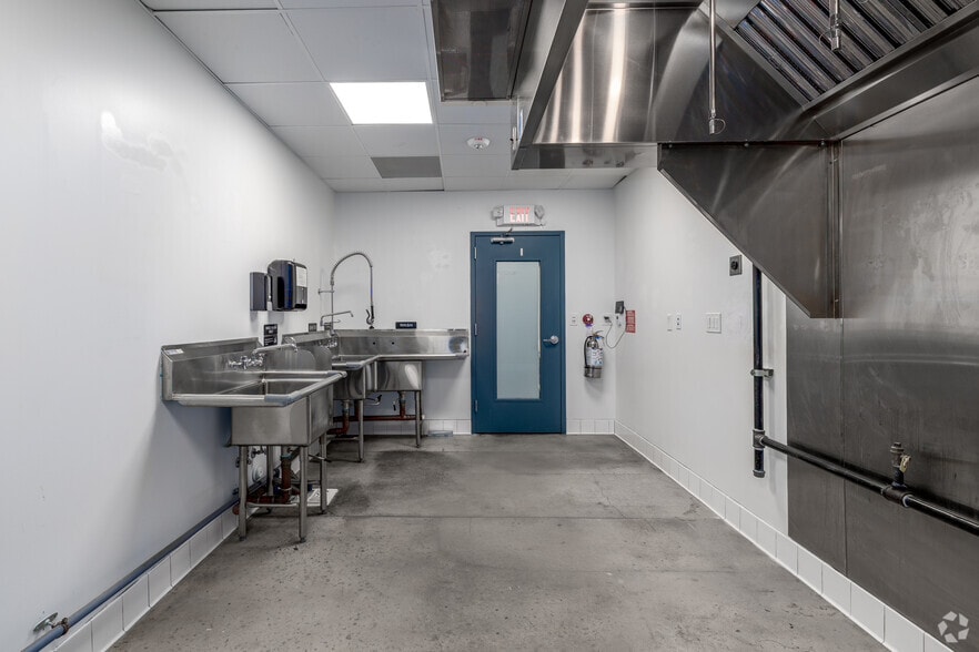 More Photos Of 500 W Summit Ave, Charlotte Food Processing For Lease