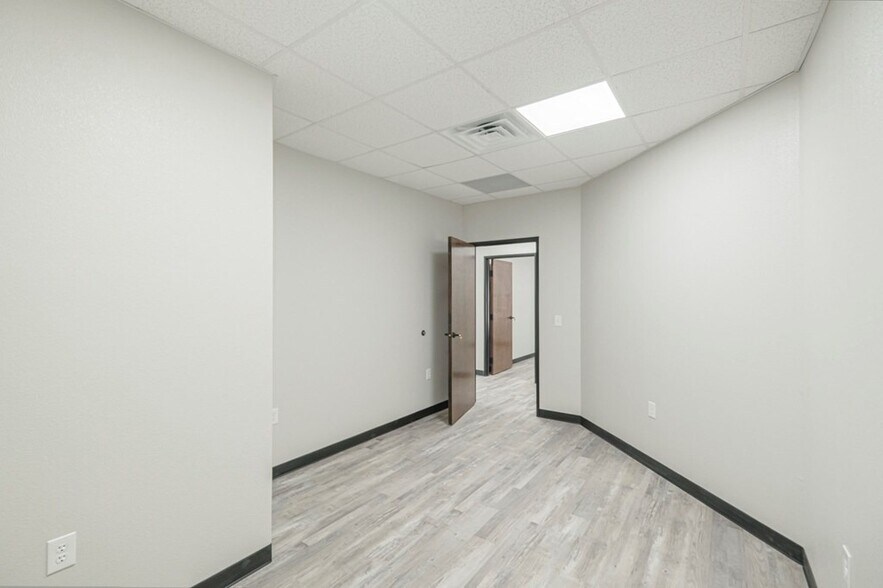 More Photos Of 5261 W Murphy St, Odessa Industrial For Lease