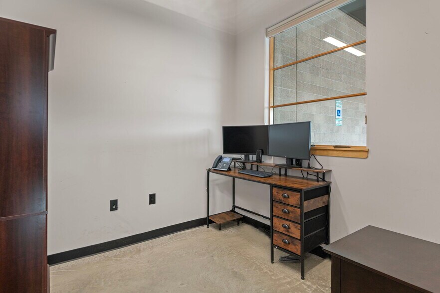More Photos Of 544 SW 4th St, Redmond Office For Sale