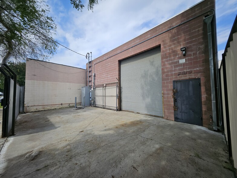 More Photos Of 2819 Southwest Dr, Los Angeles Warehouse For Lease