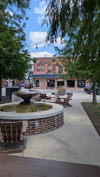 More Photos Of 1101 S Broadway St, Carrollton Freestanding For Sale