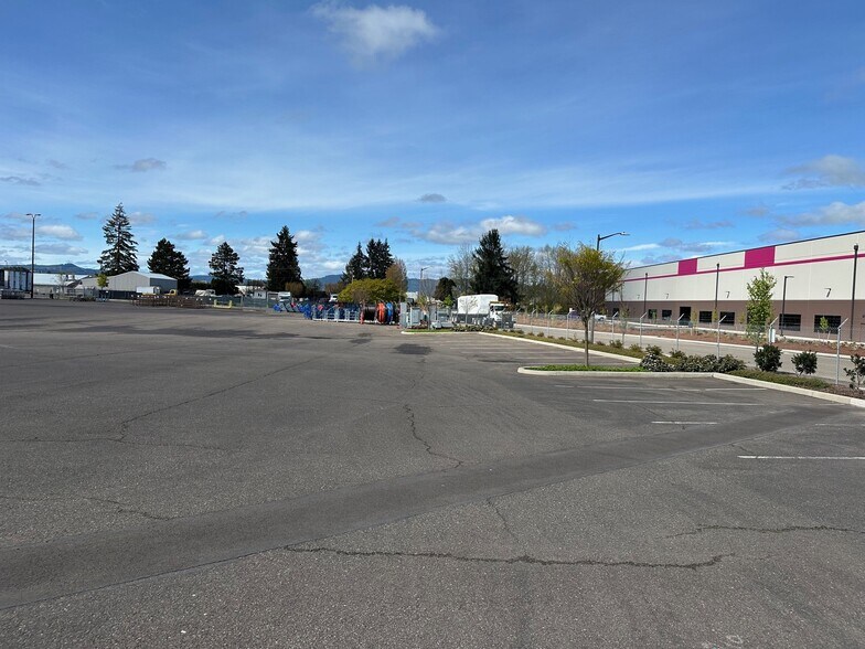 More Photos Of 495 NE Holladay St, Cornelius Distribution For Lease