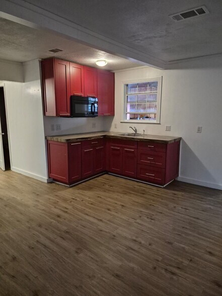 More Photos Of 701 E Pine St, Edgewood Flex For Lease