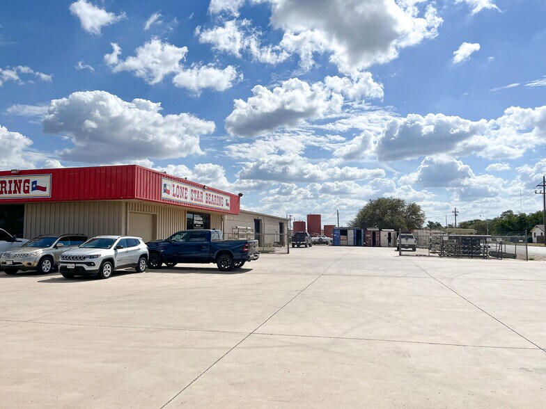 More Photos Of 702 E 34th St, Lubbock Warehouse For Sale