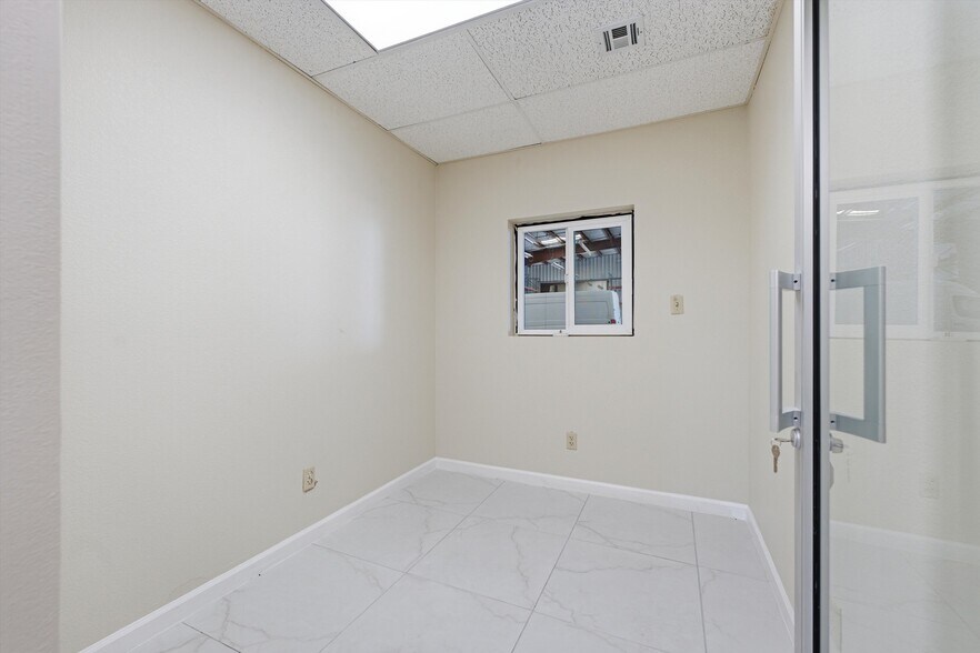 More Photos Of 1400 Orange St, Rosamond Warehouse For Lease