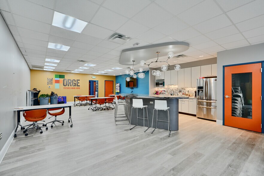 More Photos Of 11 Center Pl, Dundalk Office For Sale