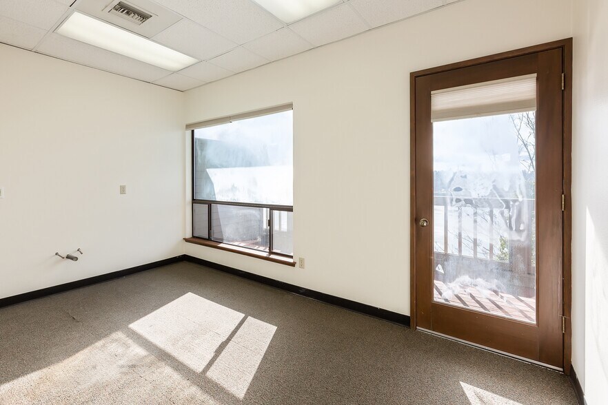 More Photos Of 2025 Wheaton Way, Bremerton Office For Sale
