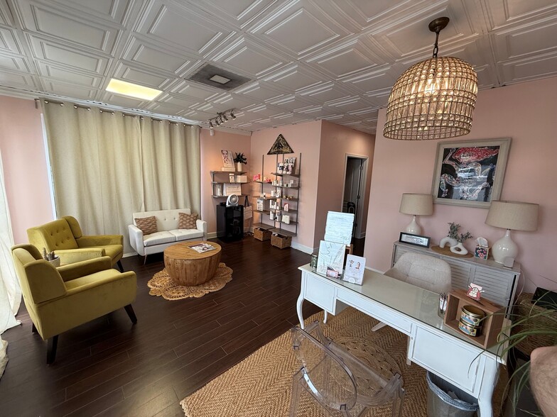 More Photos Of 3310 W Bay To Bay Blvd, Tampa Storefront For Lease
