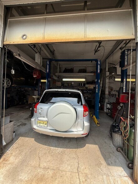 More Photos Of 500 Livingston St, Elizabeth Auto Repair For Sale