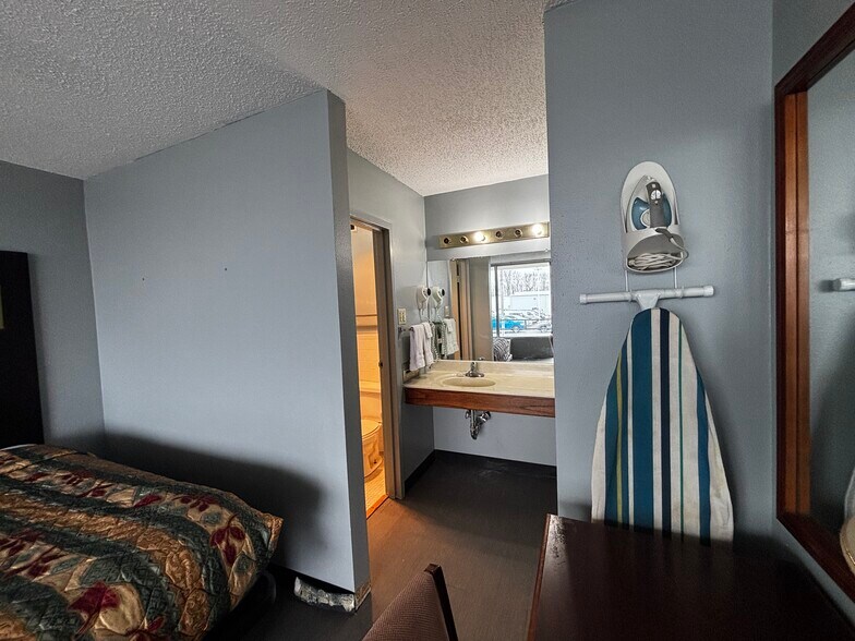 More Photos Of 1950 S Wabash St, Wabash Hotel For Sale