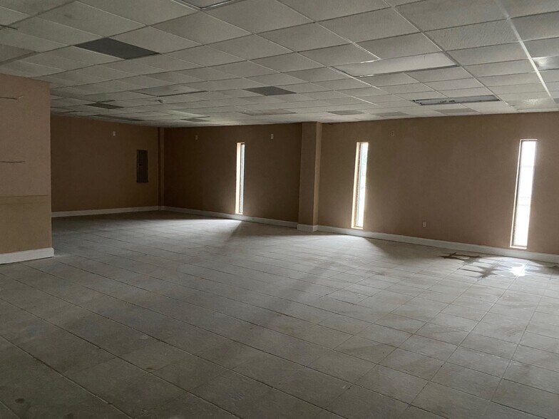 More Photos Of 1310 N ML King Jr Pky, Beaumont Light Manufacturing For Sale