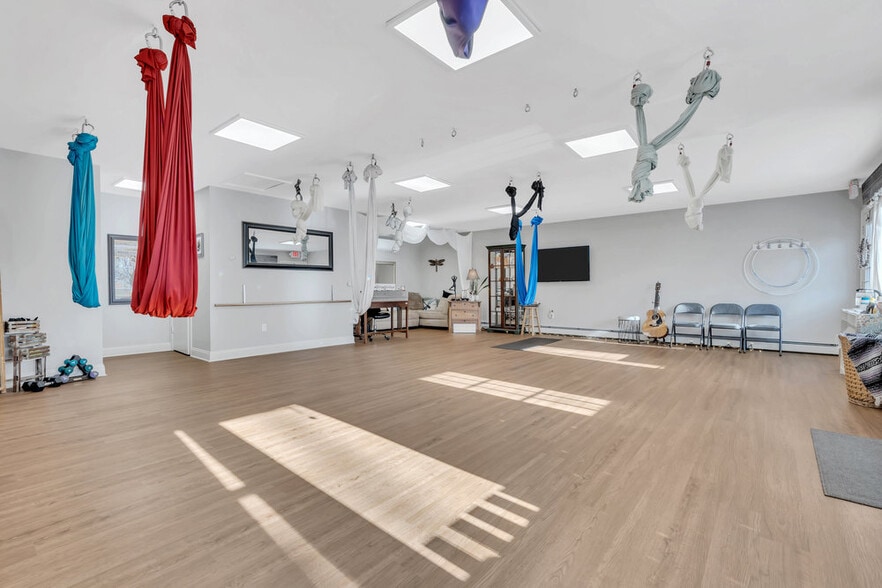 More Photos Of 411 State Route 34 N, Colts Neck Storefront Retail Office For Lease