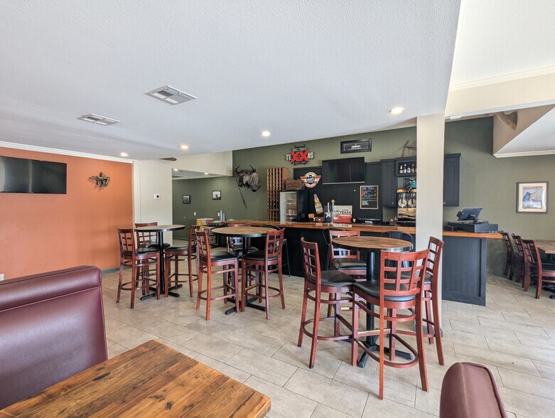 More Photos Of 1465 N Main St, Vidor Freestanding For Sale