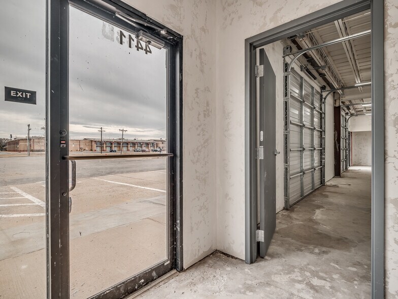 More Photos Of 4403-4411 SW 3rd St, Oklahoma City Showroom For Lease