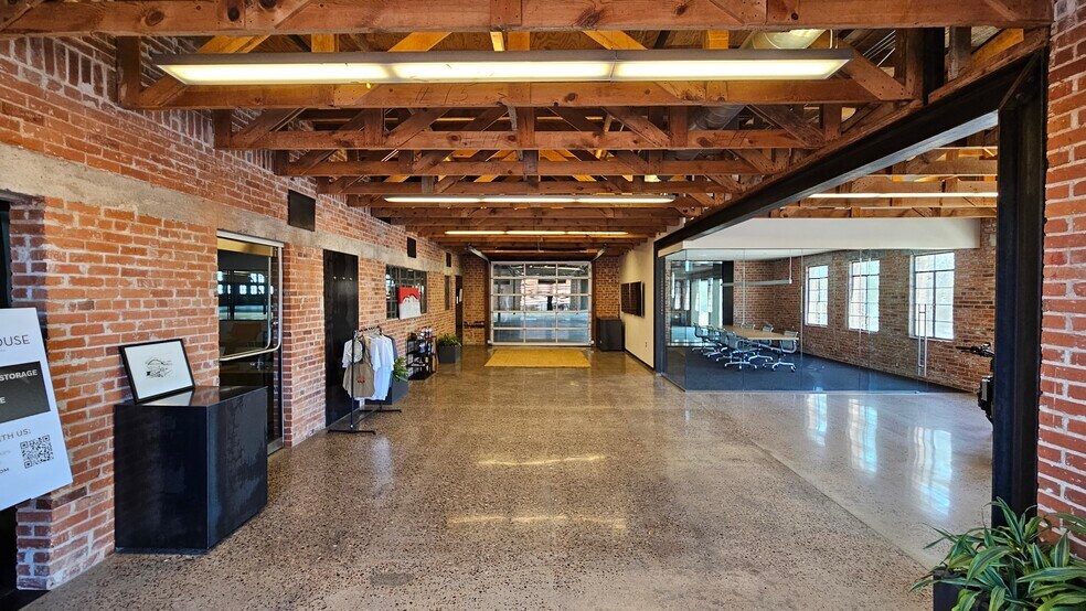 More Photos Of 254 W Broadway Rd, Mesa Distribution For Lease